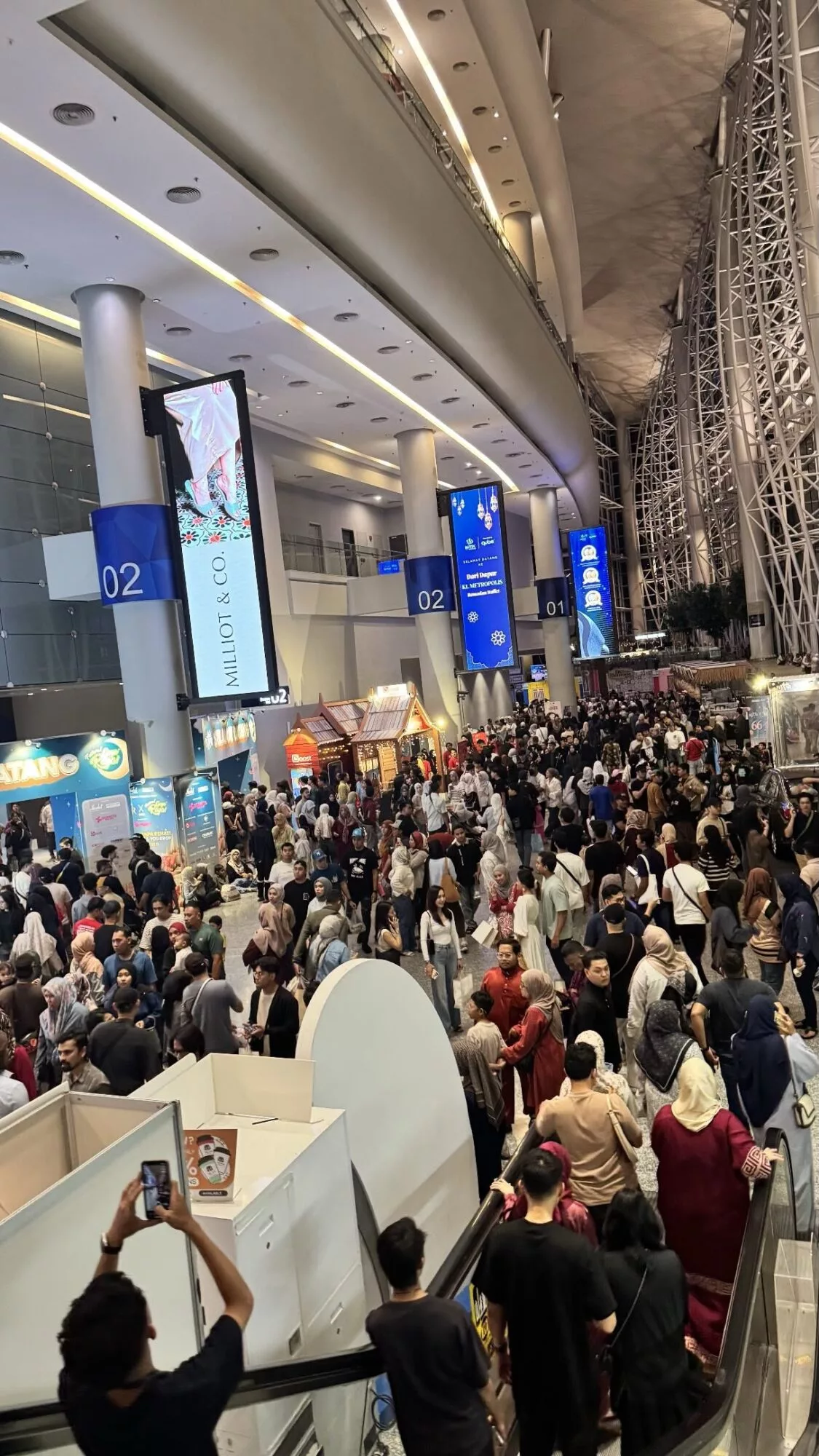 Isu Bawa Anak Naik Stroller Di Tempat Sesak Undang Kecaman, Ramai Pertahankan Ibu Bapa 7 Isu Bawa Anak Naik Stroller Di Tempat Sesak Undang Kecaman, Ramai Pertahankan Ibu Bapa