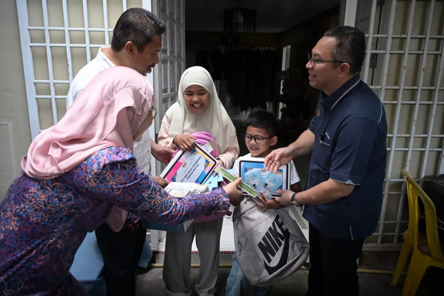 Dua Beradik Beri Duit Raya RM7 Kepada PMX, Terima iPad Sebagai Penghargaan