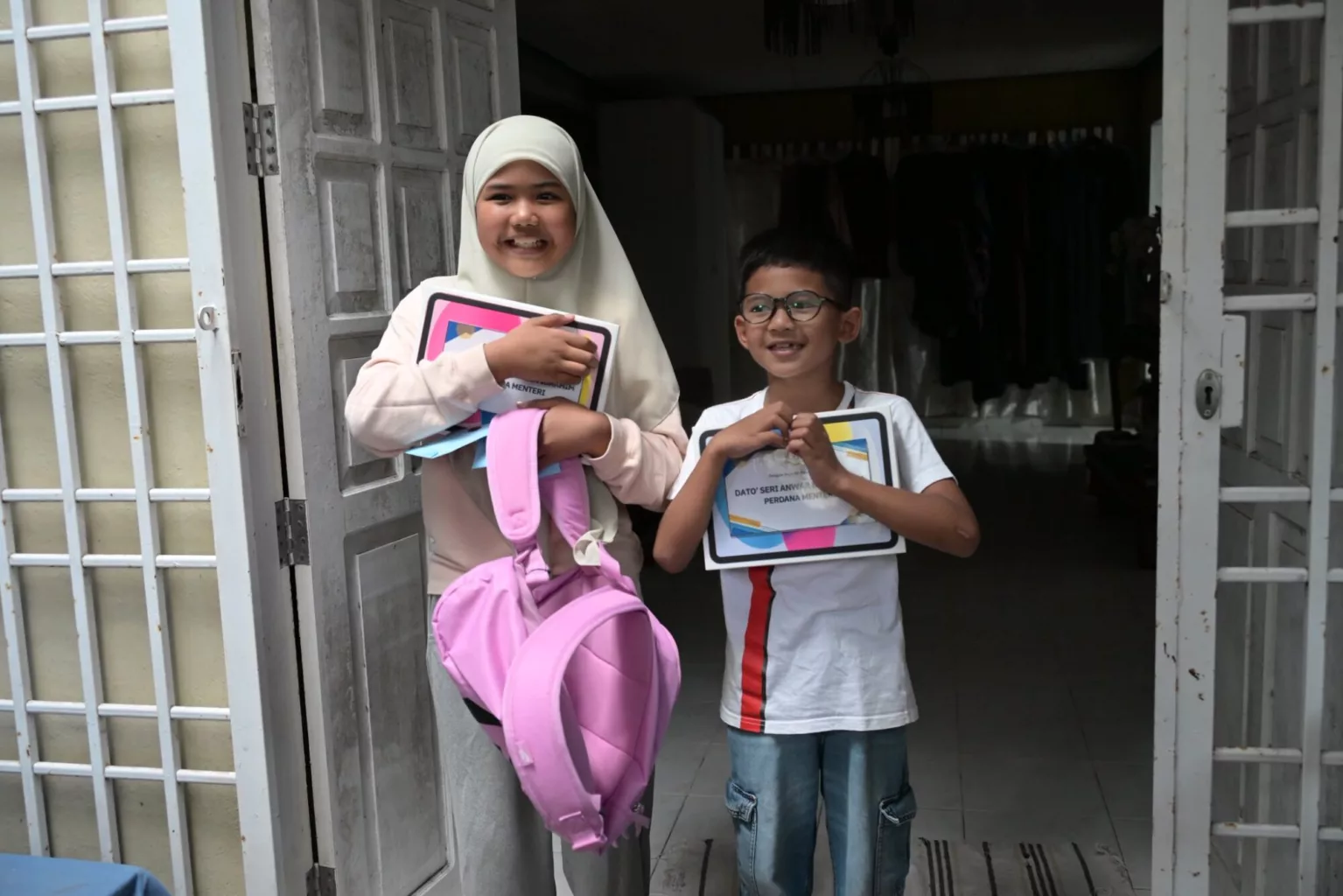 Dua Beradik Beri Duit Raya RM7 Kepada PMX, Terima iPad Sebagai Penghargaan