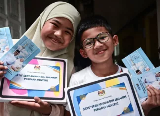 Dua Beradik Beri Duit Raya RM7 Kepada PMX, Terima iPad Sebagai Penghargaan