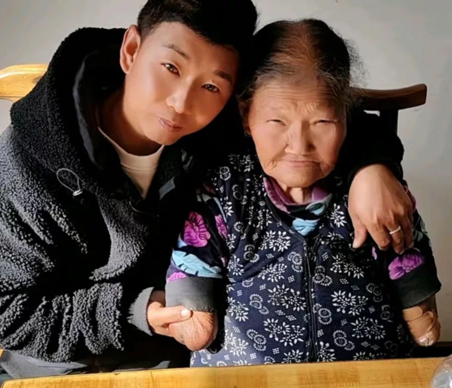 Ibu Cekal Besarkan 3 Anak Walau Dilahirkan Tanpa Kaki Dan Tangan