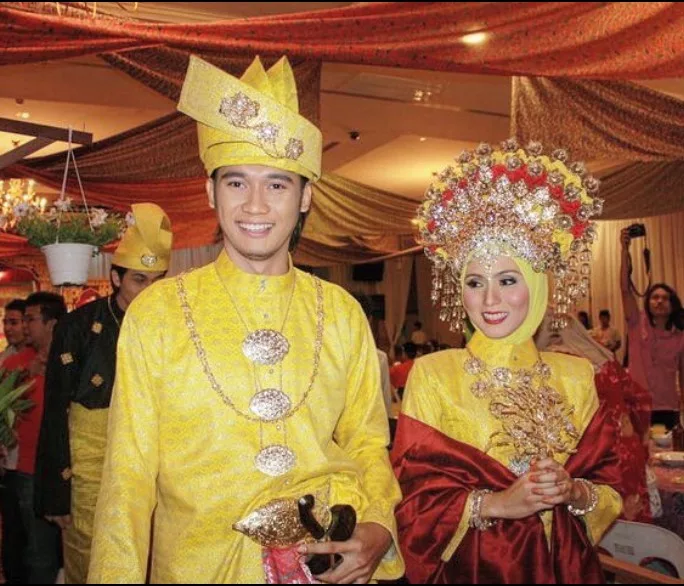 Fazren Rafi Sambut Ulang Tahun Perkahwinan Ke-15, Netizen Kagum Anak 5 Tapi Tetap Awet Muda