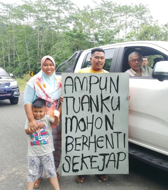 “Ampun Tuanku…” Rayuan Keluarga 13 Tahun Tanpa Elektrik Akhirnya Didengari Sultan Pahang 5 “Ampun Tuanku…” Rayuan Keluarga 13 Tahun Tanpa Elektrik Akhirnya Didengari Sultan Pahang