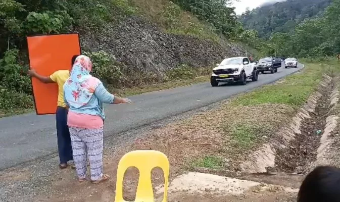 “Ampun Tuanku…” Rayuan Keluarga 13 Tahun Tanpa Elektrik Akhirnya Didengari Sultan Pahang 4 “Ampun Tuanku…” Rayuan Keluarga 13 Tahun Tanpa Elektrik Akhirnya Didengari Sultan Pahang