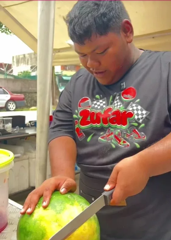 “Nak Jaga Ibu Ayah…” Impian Remaja Disleksia Jual Air Tembikai Buat Netizen Sebak