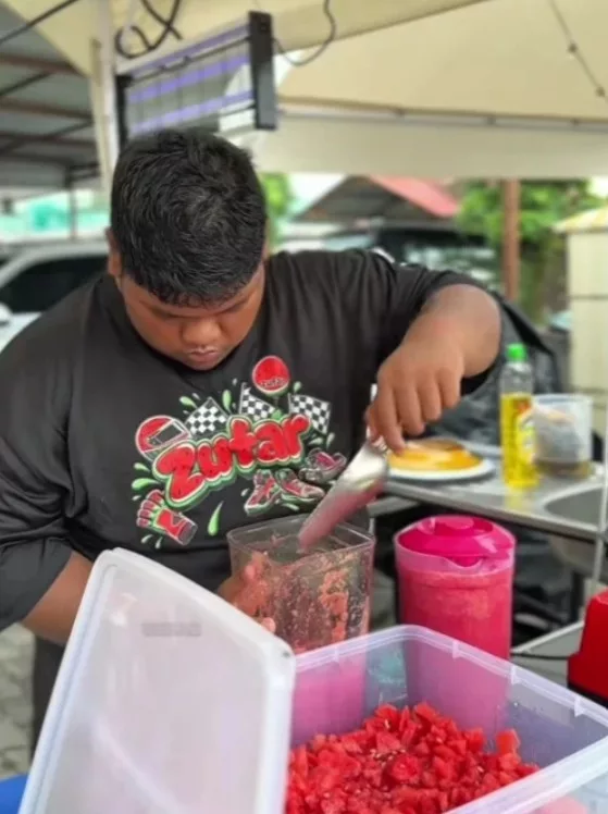 “Nak Jaga Ibu Ayah…” Impian Remaja Disleksia Jual Air Tembikai Buat Netizen Sebak