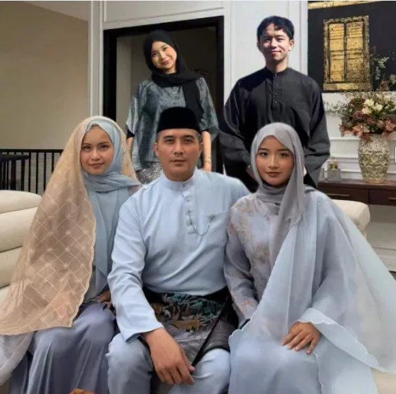 “Akhirnya Kita Akan Tinggal Berdua Sahaja”, Aaron Aziz Akui Sunyi Anak-Anak Makin Dewasa 4 “Akhirnya Kita Akan Tinggal Berdua Sahaja”, Aaron Aziz Akui Sunyi Anak-Anak Makin Dewasa