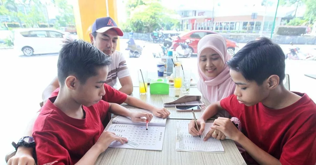 “Mereka Tetap Anak Saya”, Ibu Tabah Besarkan Anak Kembar Autistik, Reda Dengan Takdir Allah