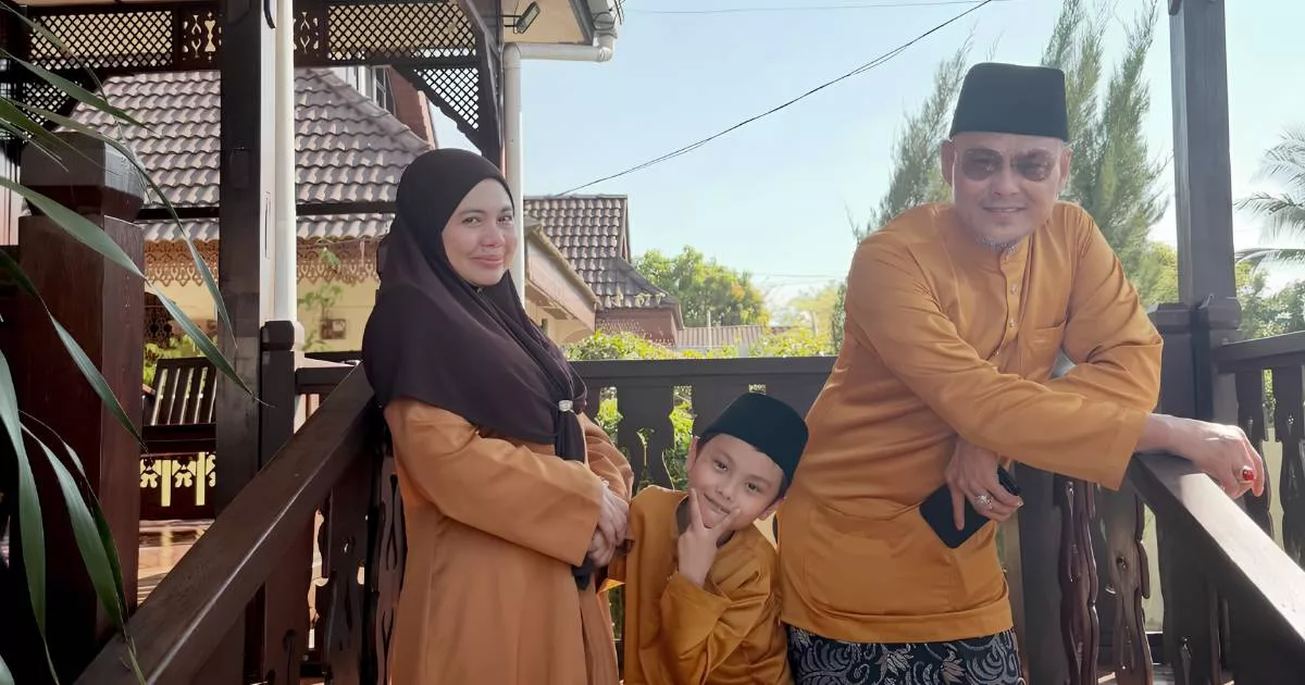 Adam Corrie Tegas Didik Anak Solat, Biasakan Anak Solat Berjemaah Sejak Usia 8 Tahun
