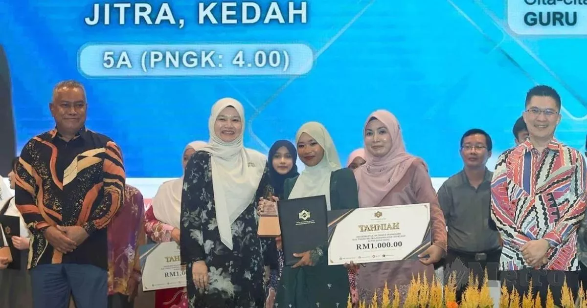 “Latar Belakang Bukan Penghalang”, Anak Pemandu Lori Dari Jitra Rangkul Anugerah Pelajar STPM Terbaik 4 “Latar Belakang Bukan Penghalang”, Anak Pemandu Lori Dari Jitra Rangkul Anugerah Pelajar STPM Terbaik