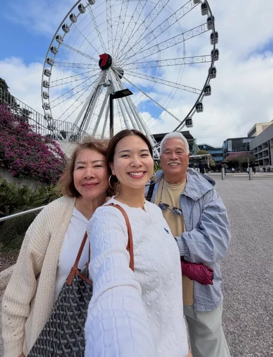 “Mok & Pok Keutamaan Hidup Saya”, Mek Yun Mahu Terus Bawa Ibu Bapa Melihat Dunia