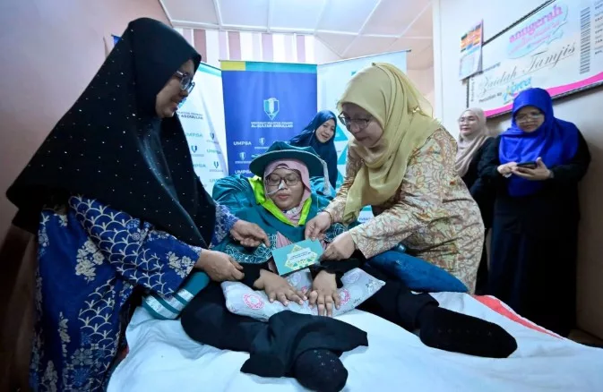 “Kekurangan Bukan Penghalang” Dr. Siti Hawa Cipta Sejarah, Terima Malaysia Book of Records 5 “Kekurangan Bukan Penghalang” Dr. Siti Hawa Cipta Sejarah, Terima Malaysia Book of Records