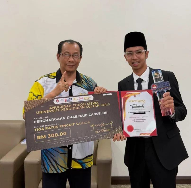 Haroqs Terima Anugerah Khas UPSI, Titip Pesanan Jangan Pernah Berhenti Belajar 4 Haroqs Terima Anugerah Khas UPSI, Titip Pesanan Jangan Pernah Berhenti Belajar