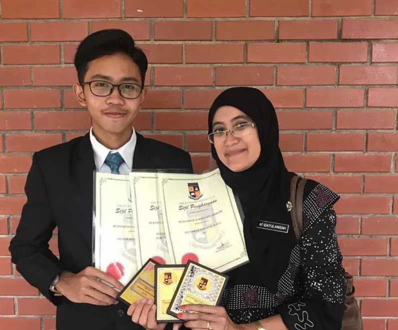 Haroqs Terima Anugerah Khas UPSI, Titip Pesanan Jangan Pernah Berhenti Belajar 5 Haroqs Terima Anugerah Khas UPSI, Titip Pesanan Jangan Pernah Berhenti Belajar