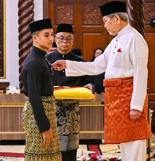“Agi Idup Agi Ngelaban” Jojo Ghazali Terima Ahli Bintang Sarawak