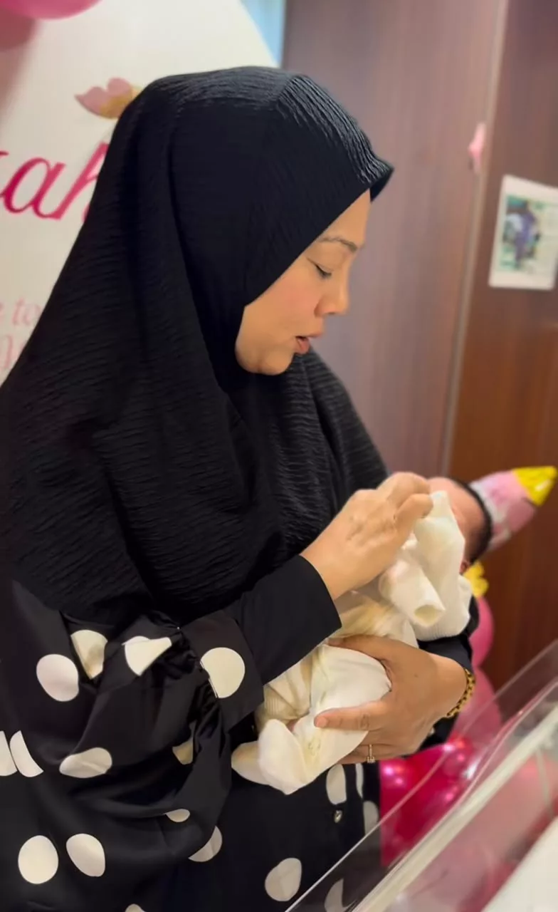 Shiera Al-Khaired Teruja Sambut Cucu Kedua, Aisa Zaina Selamat Dilahirkan 4 Shiera Al-Khaired Teruja Sambut Cucu Kedua, Aisa Zaina Selamat Dilahirkan
