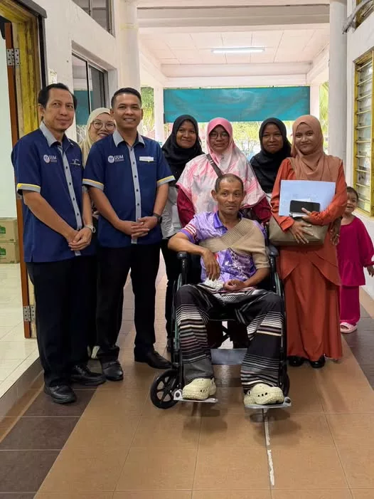 Walau Dipapah Akibat Strok, Ayah Tetap Gagahkan Diri Hantar Anak Daftar UUM 2 Walau Dipapah Akibat Strok, Ayah Tetap Gagahkan Diri Hantar Anak Daftar UUM