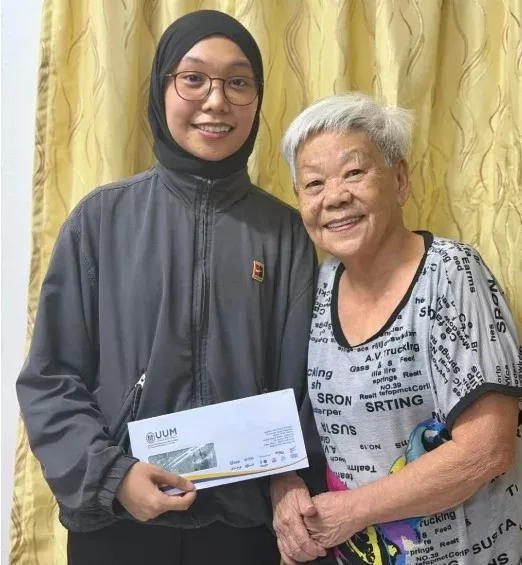 “Berbeza Agama, Kasih Tetap Sama” Nenek Jaga Akidah Hazizah Hingga Berjaya Jejak UUM 2 “Berbeza Agama, Kasih Tetap Sama” Nenek Jaga Akidah Hazizah Hingga Berjaya Jejak UUM