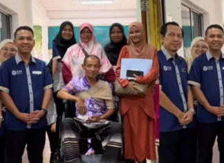 Walau Dipapah Akibat Strok, Ayah Tetap Gagahkan Diri Hantar Anak Daftar UUM
