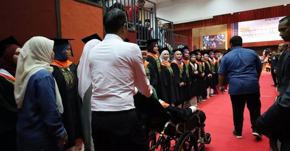 “Jangka Hayat 12-18 Bulan…” Ayah Sanggup Dua Hari Dalam Ambulans Demi Anak Genggam Ijazah 4 “Jangka Hayat 12-18 Bulan…” Ayah Sanggup Dua Hari Dalam Ambulans Demi Anak Genggam Ijazah