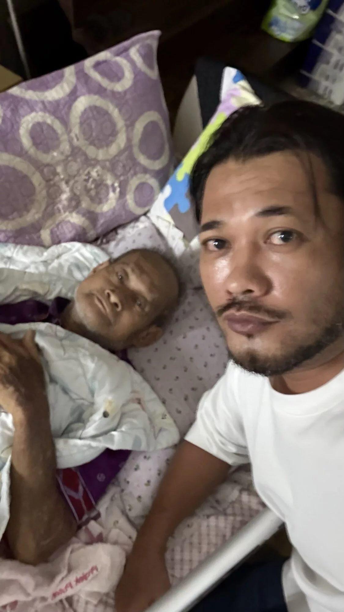 “Emak Pun Tak Sekuat Dulu…” Sebulan Jaga Abah Terlantar, Karl Shafek Anggap Satu Rezeki 2 “Emak Pun Tak Sekuat Dulu…” Sebulan Jaga Abah Terlantar, Karl Shafek Anggap Satu Rezeki