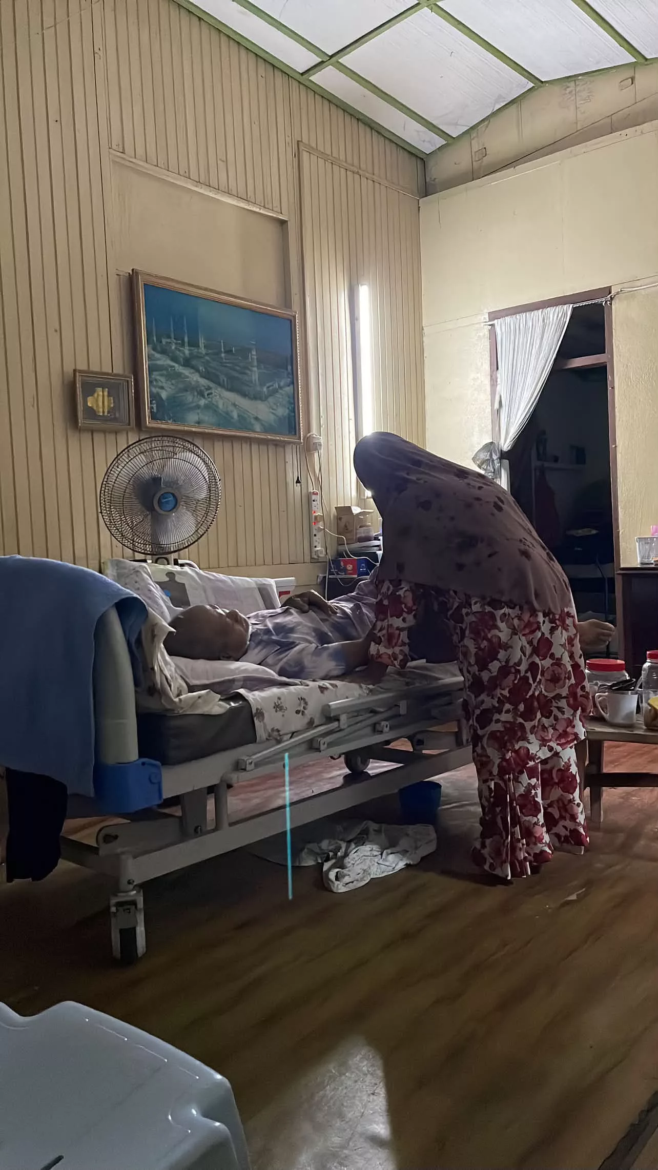 “Emak Pun Tak Sekuat Dulu…” Sebulan Jaga Abah Terlantar, Karl Shafek Anggap Satu Rezeki 3 “Emak Pun Tak Sekuat Dulu…” Sebulan Jaga Abah Terlantar, Karl Shafek Anggap Satu Rezeki