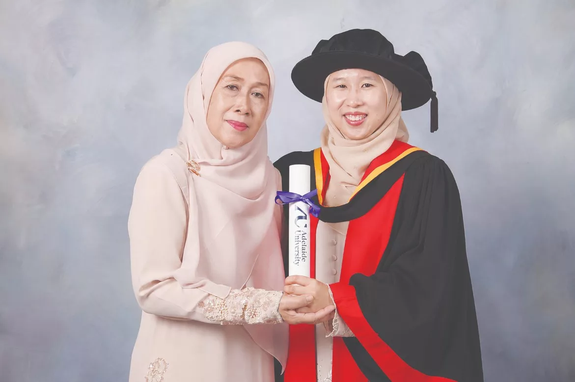 “Bercuti Pun Kena Bawa Buku…” Didikan Ibu Bapa Jadi Rahsia Dr. Suraya, Wanita Pertama Malaysia Raih PhD Elektrofisiologi Jantung!