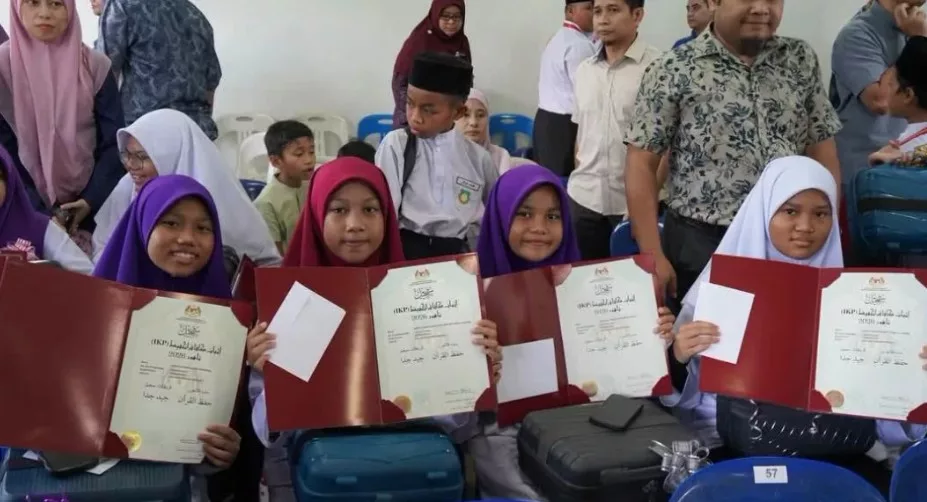 “Sejuk Hati Ibu Ayah!” 80 Murid Cemerlang Hafazan Al-Quran, Program KAFA Pratahfiz Bakal Diperluas! 3 “Sejuk Hati Ibu Ayah!” 80 Murid Cemerlang Hafazan Al-Quran, Program KAFA Pratahfiz Bakal Diperluas!