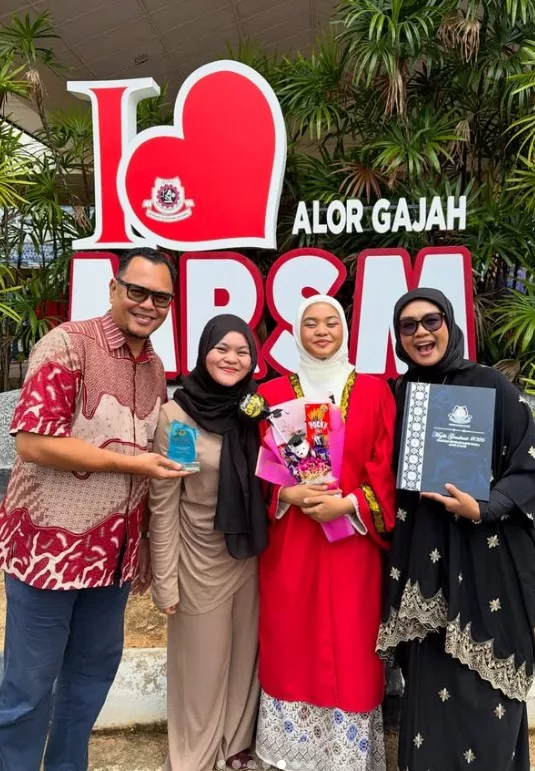 Liza Hanim Bangga Anak Raih Subjek Terbaik English, “Doa Ayah Mama Mengiringi Kak Ngah" 2 Liza Hanim Bangga Anak Raih Subjek Terbaik English, “Doa Ayah Mama Mengiringi Kak Ngah"