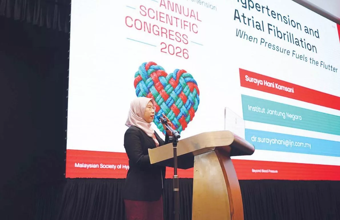 “Bercuti Pun Kena Bawa Buku…” Didikan Ibu Bapa Jadi Rahsia Dr. Suraya, Wanita Pertama Malaysia Raih PhD Elektrofisiologi Jantung!