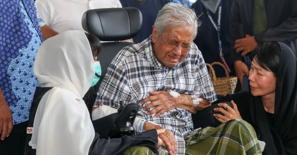 “Setiap Benda Yang Dipandang Akan Ingatkan Arwah Bonda”, Mukhriz Kongsi Keadaan Tun M 2 “Setiap Benda Yang Dipandang Akan Ingatkan Arwah Bonda”, Mukhriz Kongsi Keadaan Tun M