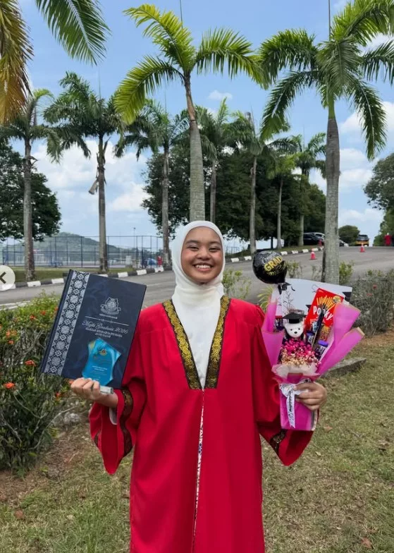 Liza Hanim Bangga Anak Raih Subjek Terbaik English, “Doa Ayah Mama Mengiringi Kak Ngah" 3 Liza Hanim Bangga Anak Raih Subjek Terbaik English, “Doa Ayah Mama Mengiringi Kak Ngah"