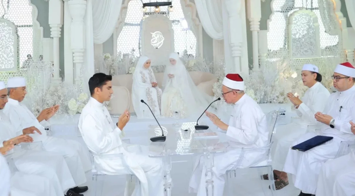 Terbalikkan Tangan Ketika Berdoa Di Majlis Nikah Syed Saddiq & Bella Astillah, Ini Penjelasan Penting Dr Zulkifli